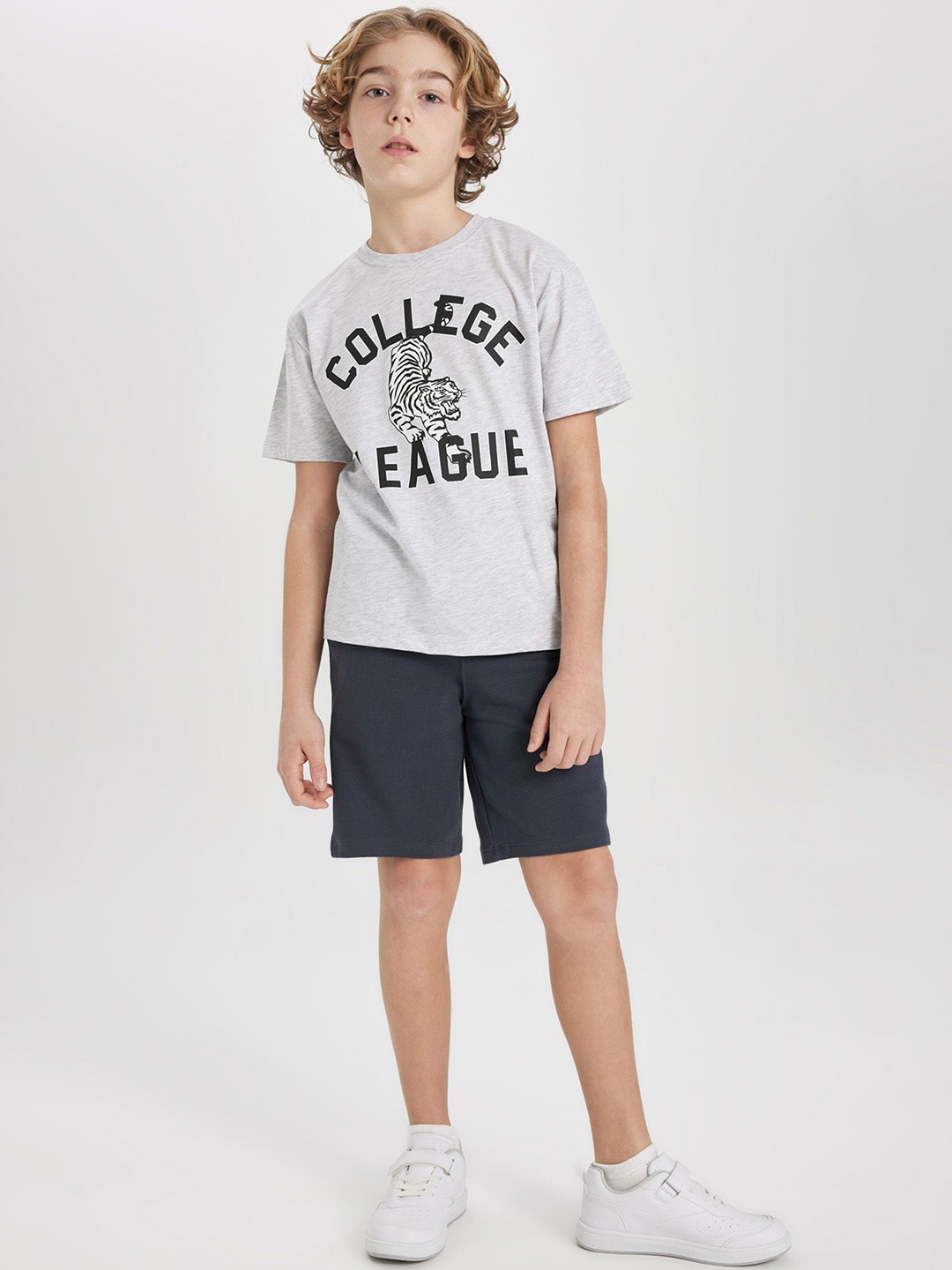 

DeFacto Boys Mid-Rise Solid Shorts, Black