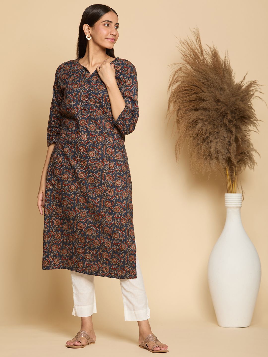 

Chandbaali Floral Printed Mirror Work Notched Round Neck Pure Cotton Kurta, Navy blue