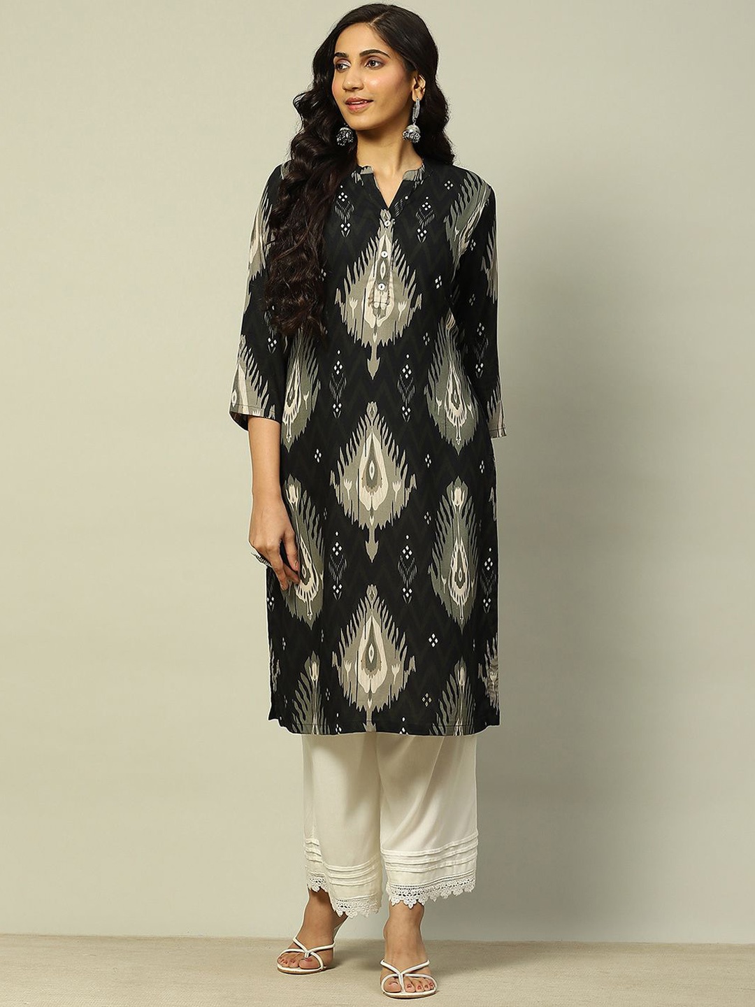 

Rangriti Ethnic Motifs Embroidered Mandarin Collar Straight Kurta, Black