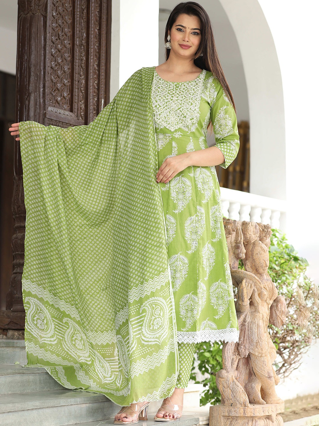 

SINGNI Ethnic Motifs Thread Work Pure Cotton Anarkali Kurta With Trousers & Dupatta, Green