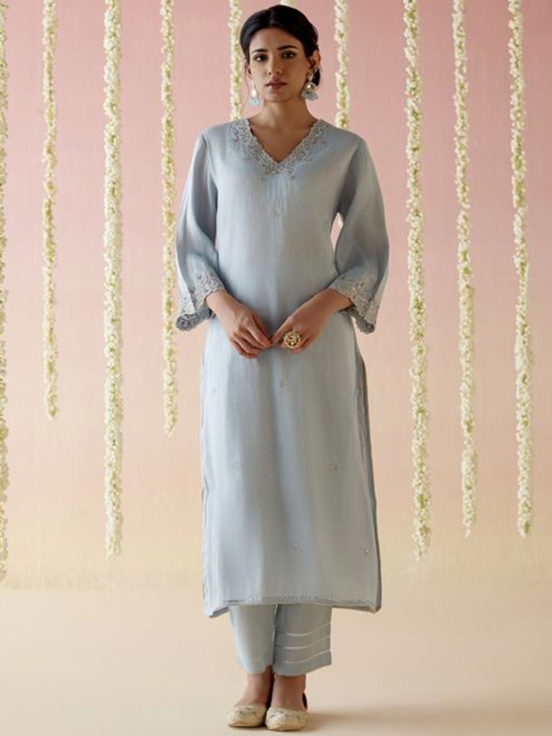 

NERO Women Floral Embroidered Regular Chanderi Silk Kurta with Trousers, Blue