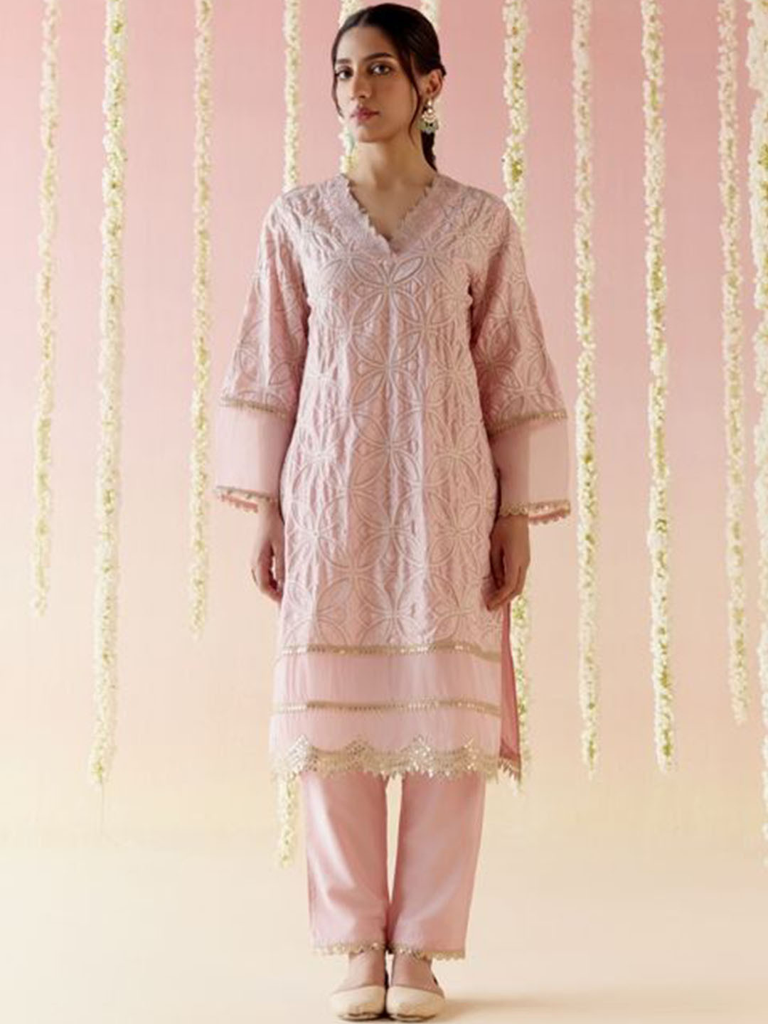 

NERO Women Floral Embroidered Regular Chanderi Silk Kurta with Trousers, Pink