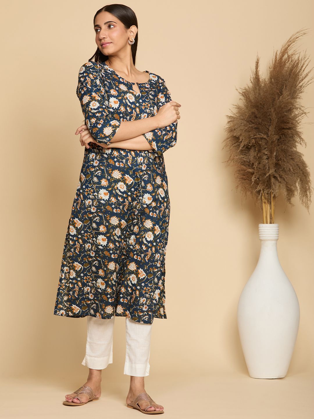 

Chandbaali Floral Printed Keyhole Neck Pure Cotton Straight Kurta, Navy blue