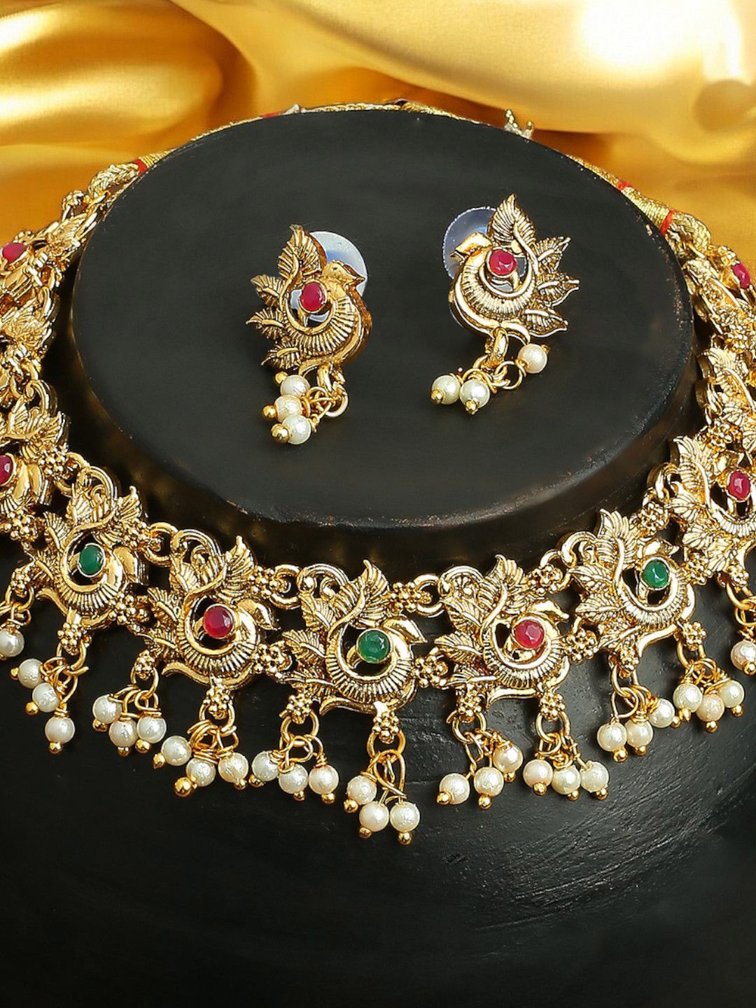 

Anouk Gold Toned Kundan-Studded & Beaded Jewellery Set