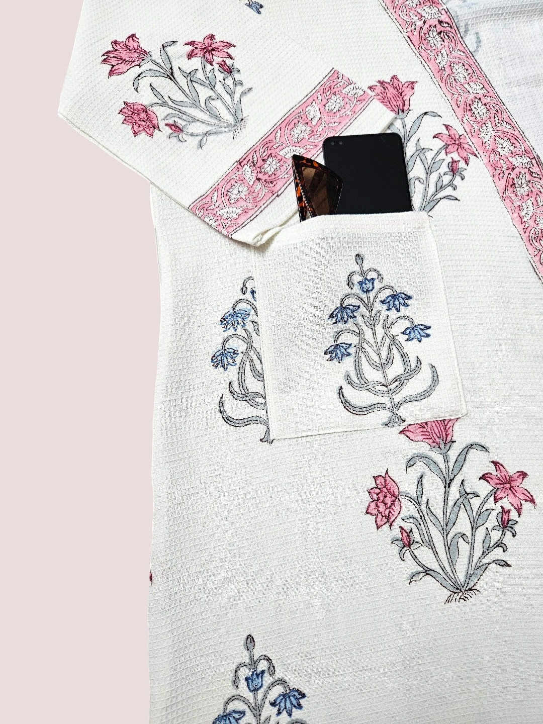 

Feels Like Home Pink & White Floral Printed Cotton Bath Robe