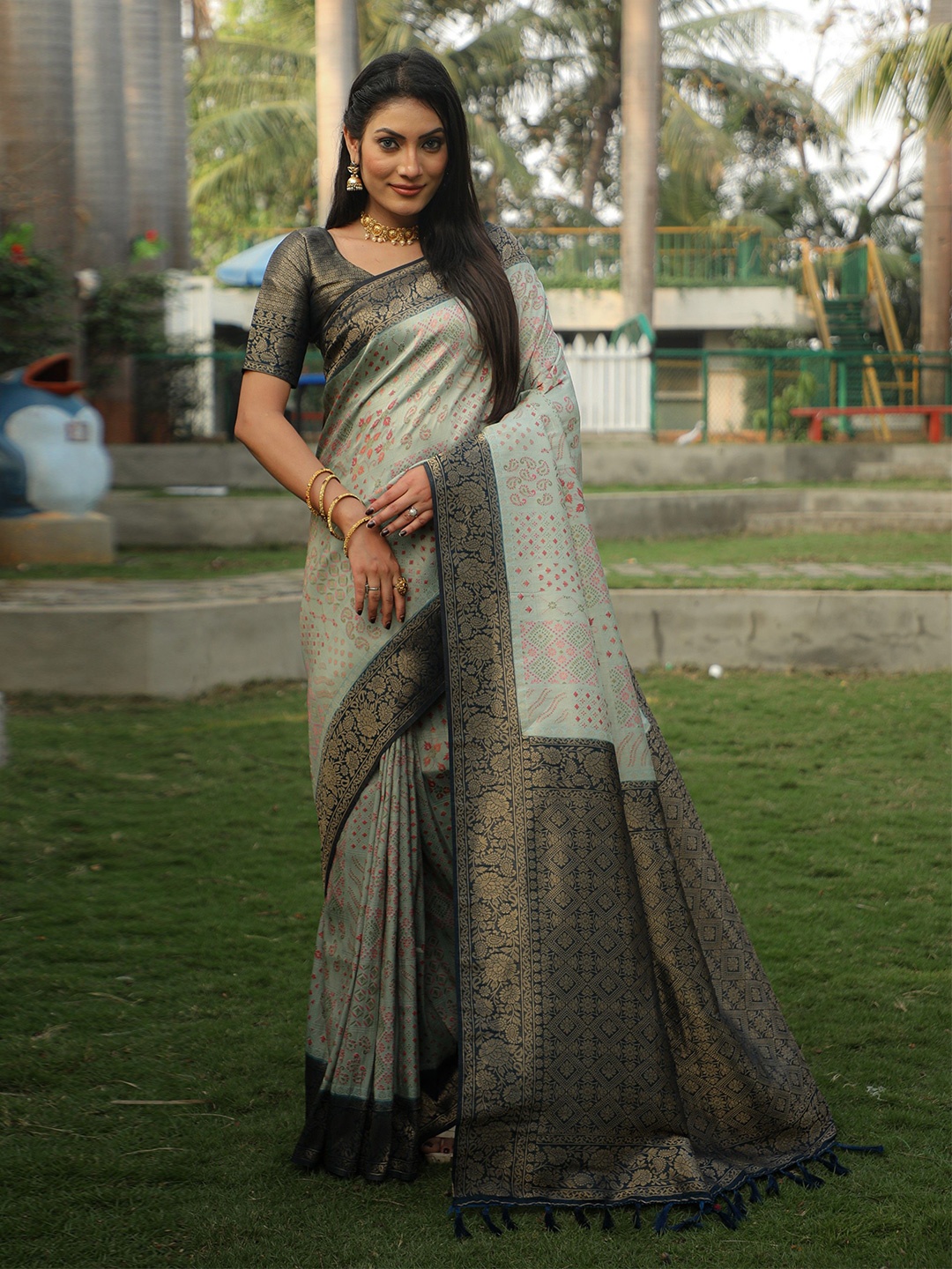 

Anaita Woven Design Zari Pure Silk Kanjeevaram Saree, Grey