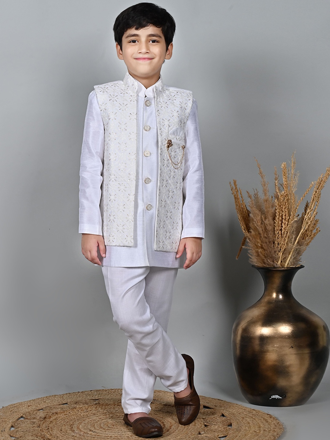 

BT DEZINES Boys Embroidered Sherwani Set, White