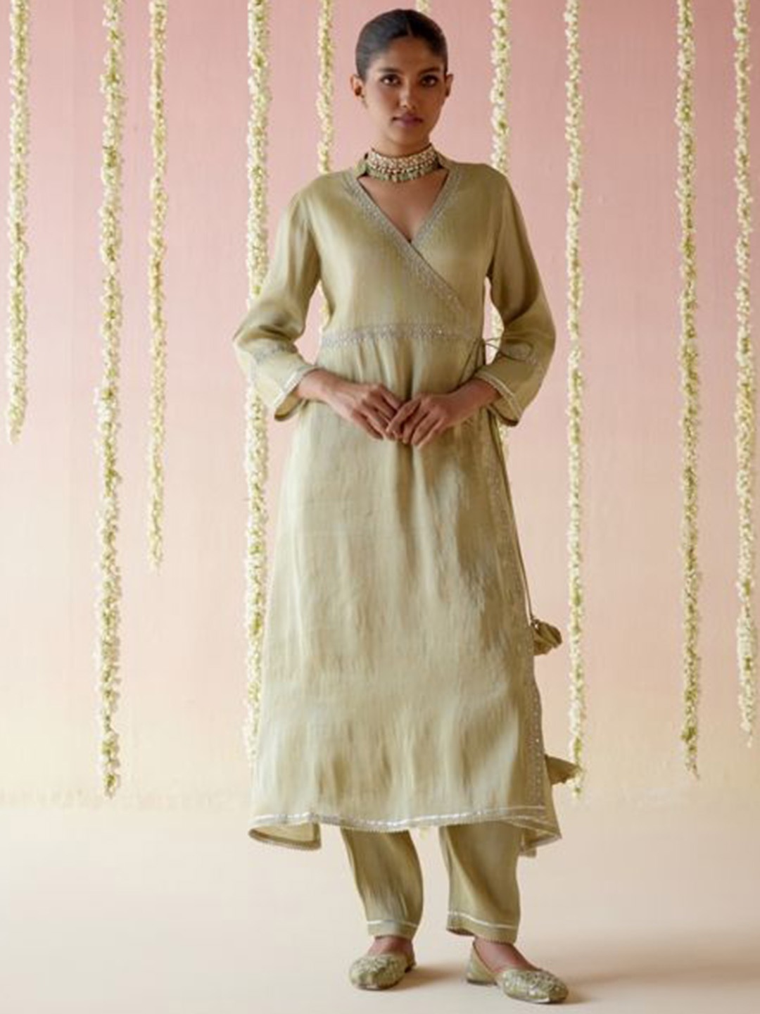 

NERO Women Floral Embroidered Regular Chanderi Silk Kurta with Trousers, Green