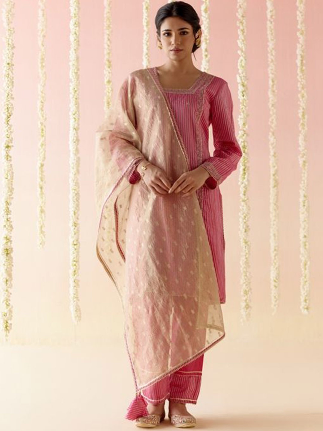 

NERO Women Floral Printed Regular Chanderi Silk Kurta with Trousers & With Dupatta, Pink