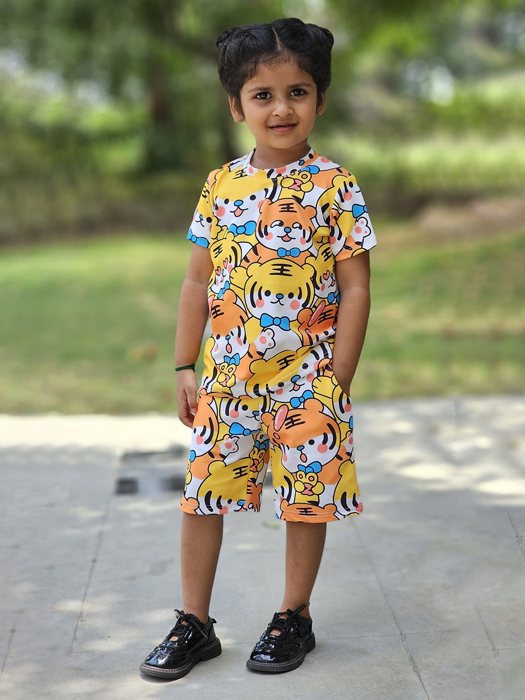 

Emblica Girls Printed Round Neck T-shirt with Shorts, Yellow