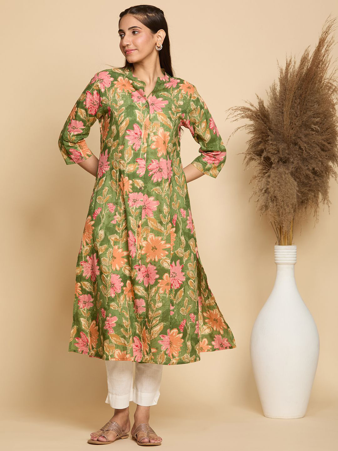 

Chandbaali Floral Printed Mandarin Collar Pure Cotton Straight Kurta, Green