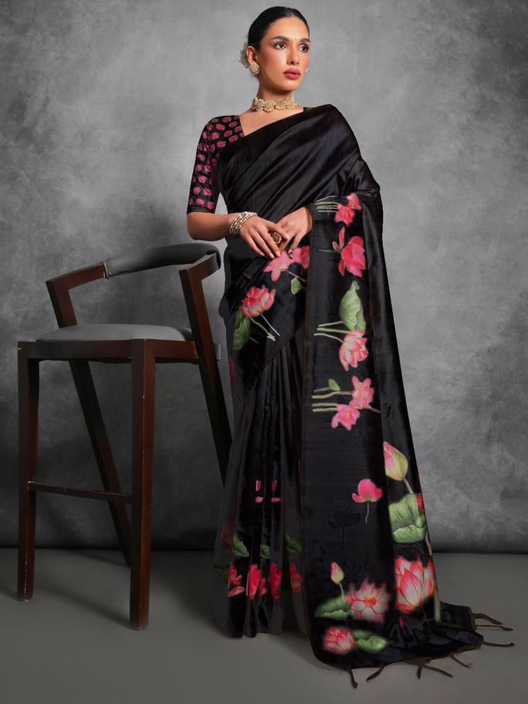 

AWRIYA Floral Tussar Saree, Black