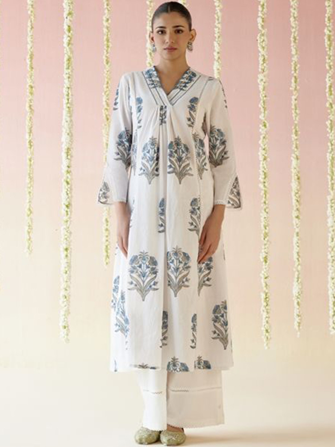 

NERO Women Floral Regular Thread Work Pure Cotton Kurta with Palazzos, Blue