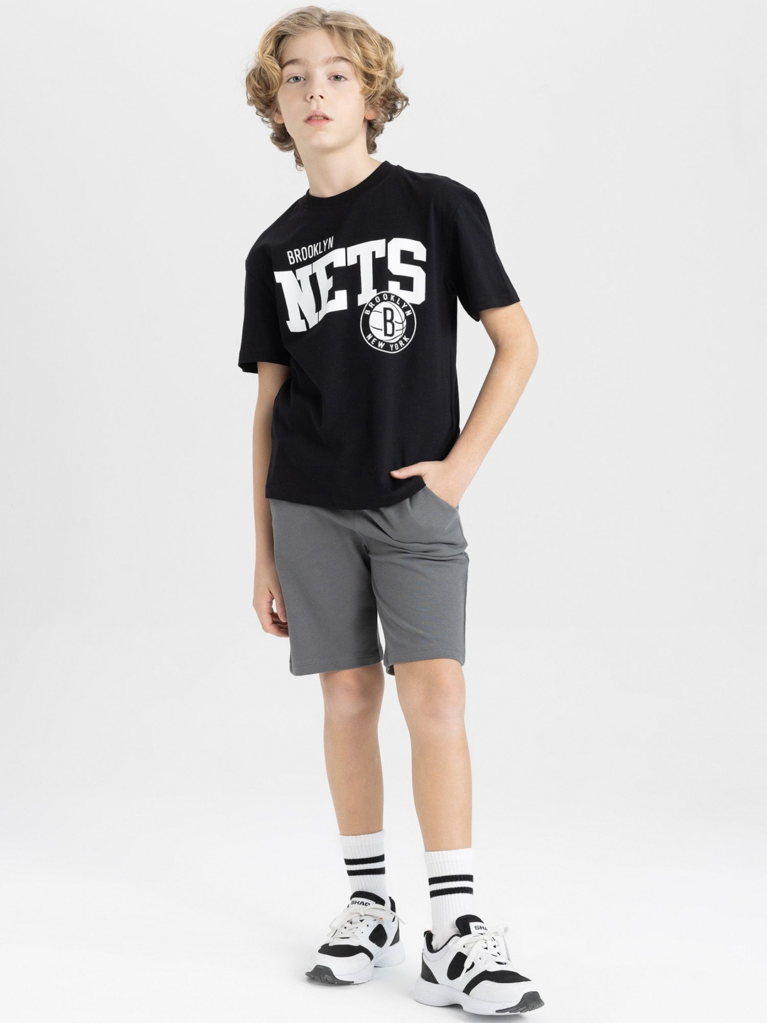 

DeFacto Boys Solid Mid-Rise Shorts, Na