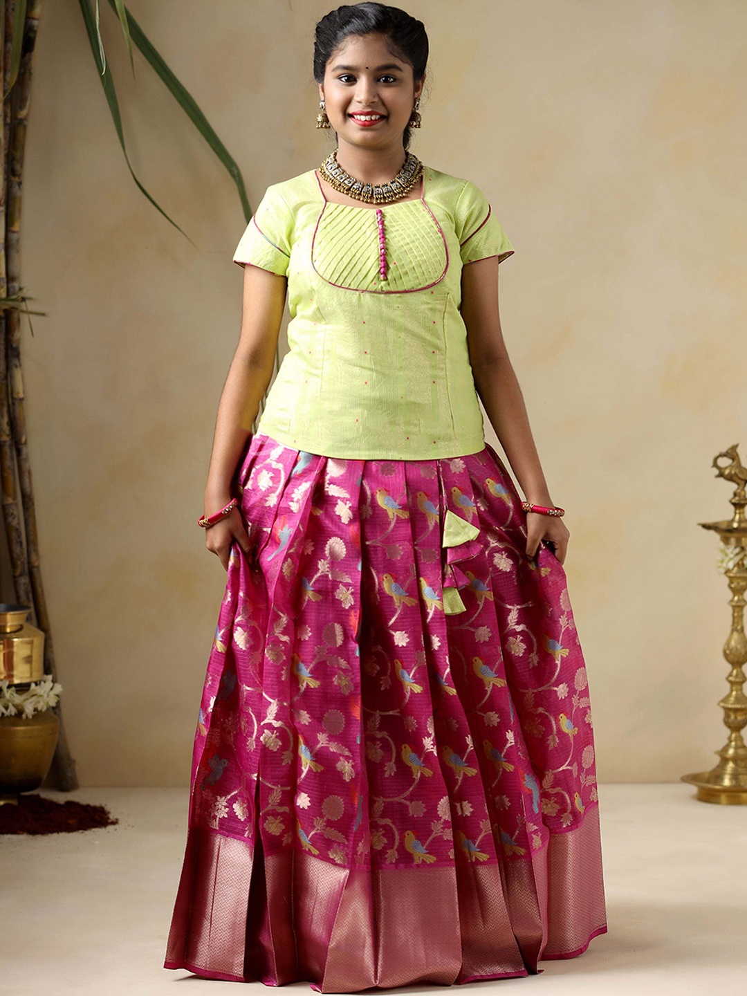 

SHIVANGI clothing Girls Square Neck Short Slevees Lehenga Choli, Magenta