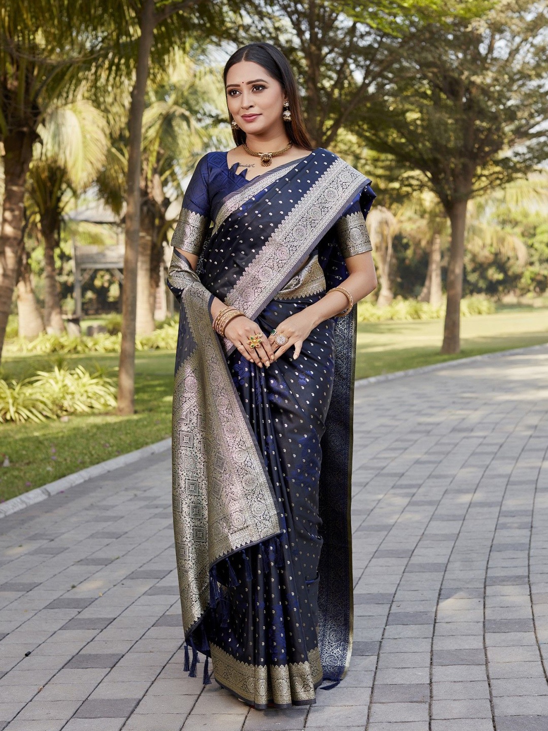

Anaita Woven Design Satin Traditional Kanjeevaram Saree, Black