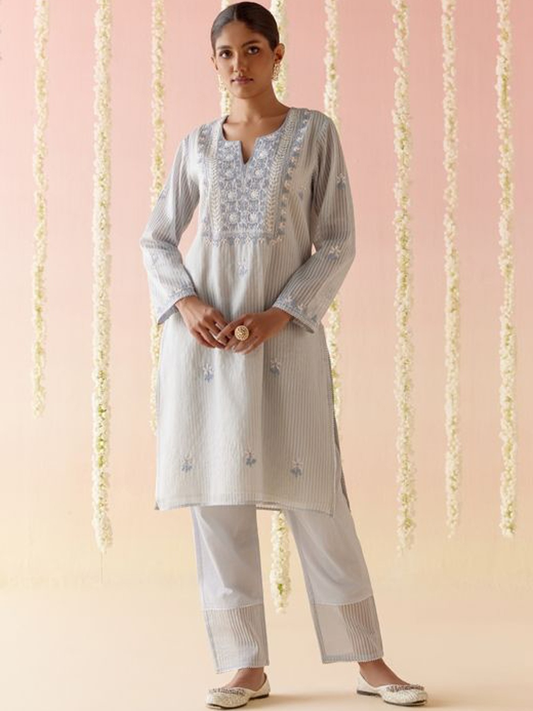 

NERO Women Floral Embroidered Regular Chanderi Silk Kurta with Trousers, Blue