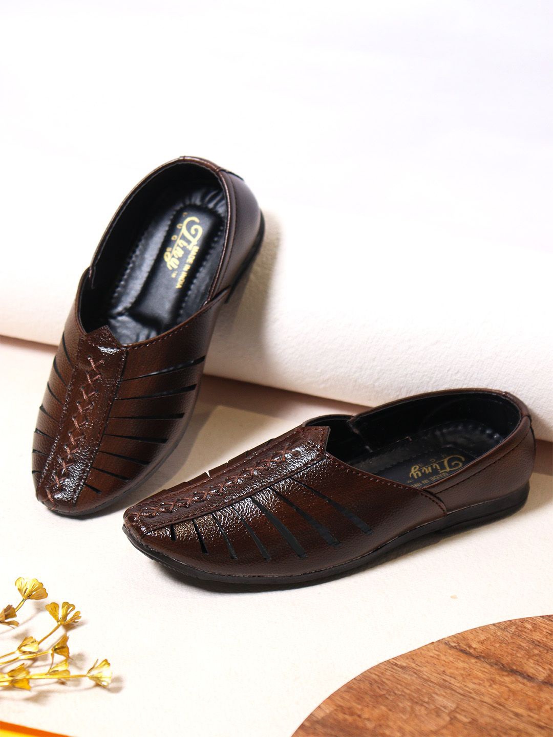

Tiny Bugs Boys Textured Ethnic Mojaris, Brown