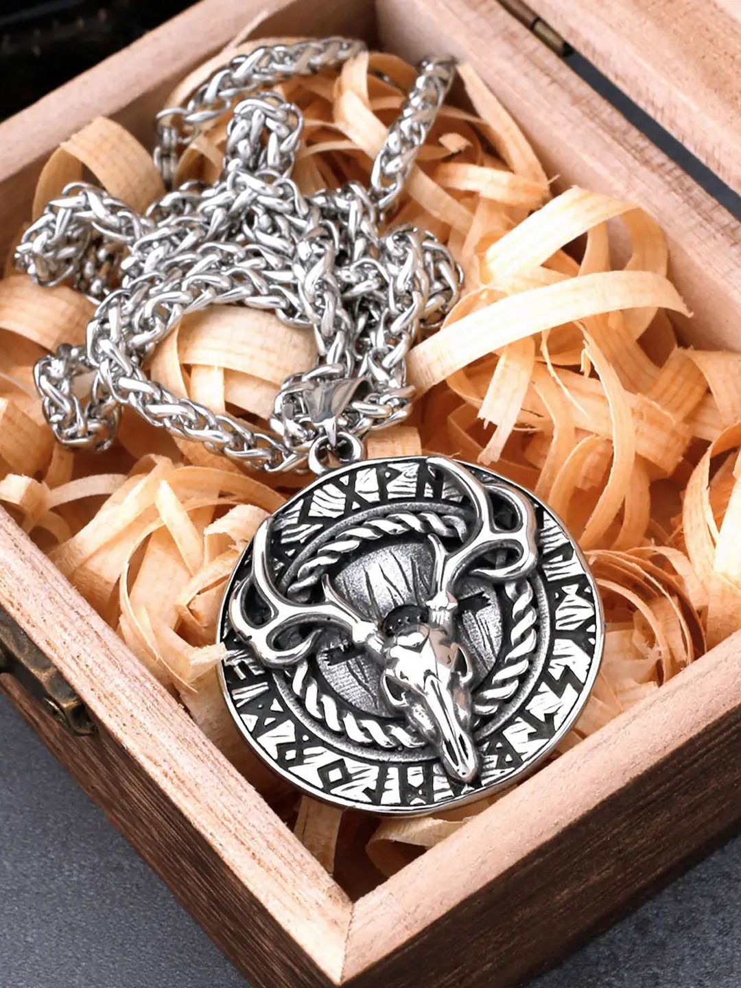

FIMBUL Men Silver Plated Stainless Steel Pendant With Chain
