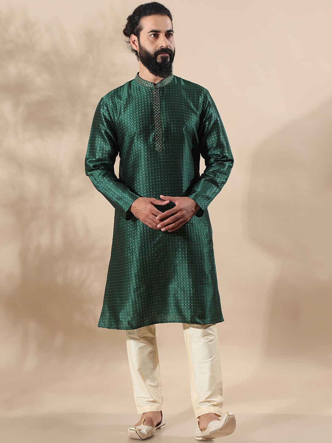 

FILORI Geometric Embroidered Mandarin Collar Regular Thread Work Kurta With Pyjama, Green
