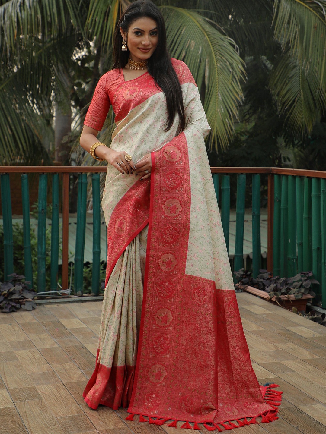

Anaita Floral Zari Pure Silk Kanjeevaram Saree, Off white