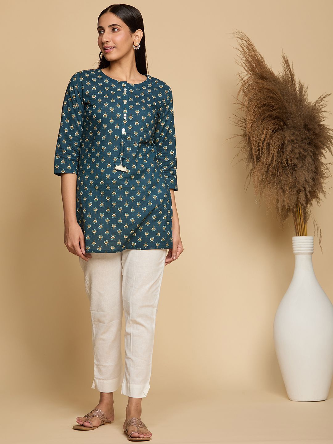 

Chandbaali Floral Printed Pure Cotton Kurti, Teal