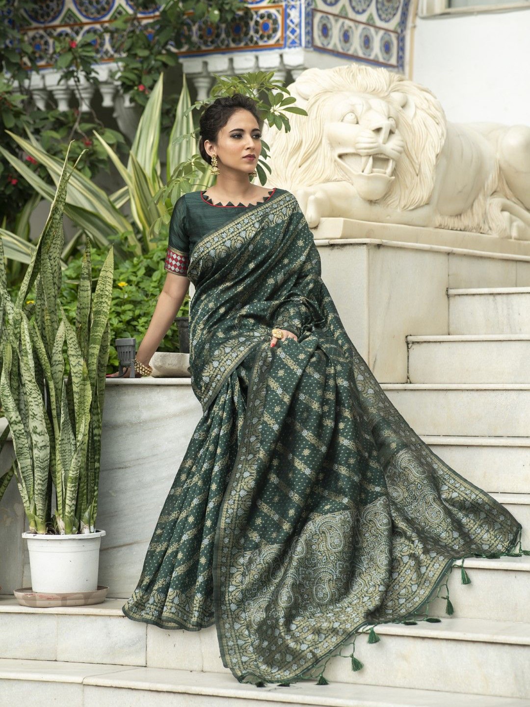 

VISHNU WEAVES Woven Design Zari Banarasi Saree, Green