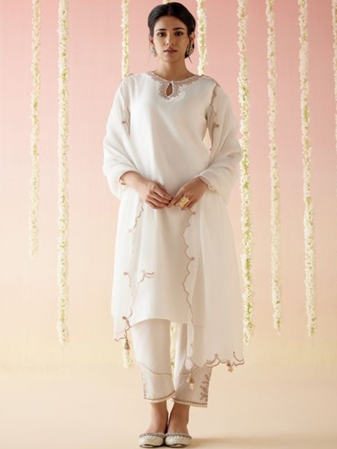 

NERO Women Floral Embroidered Regular Chanderi Silk Kurta with Trousers, White