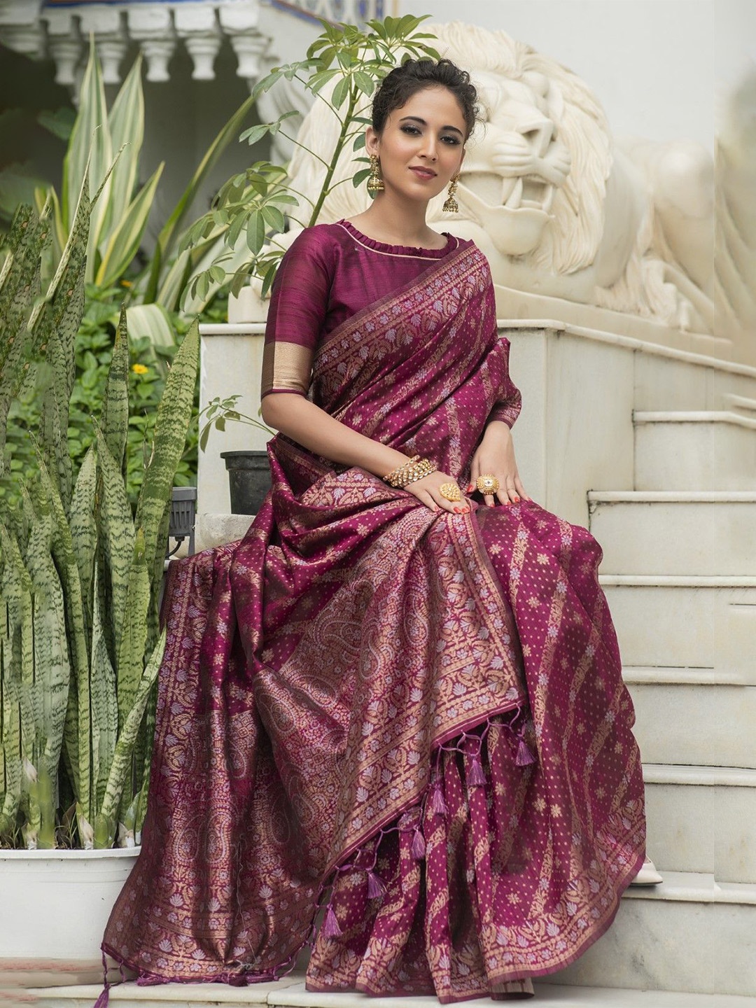 

VISHNU WEAVES Woven Design Zari Banarasi Saree, Maroon