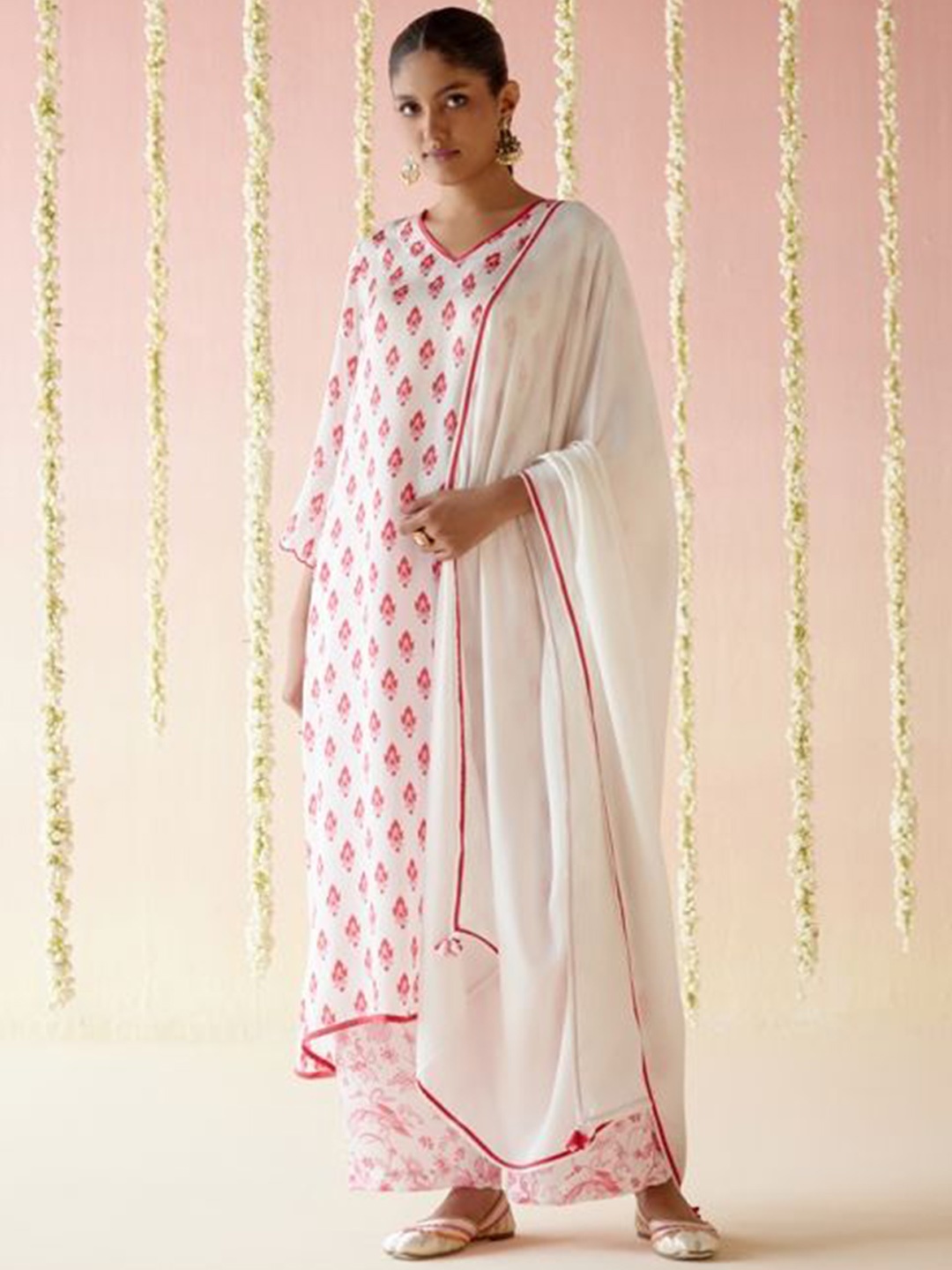 

NERO Women Floral Printed Regular Pure Cotton Kurta with Palazzos & With Dupatta, White