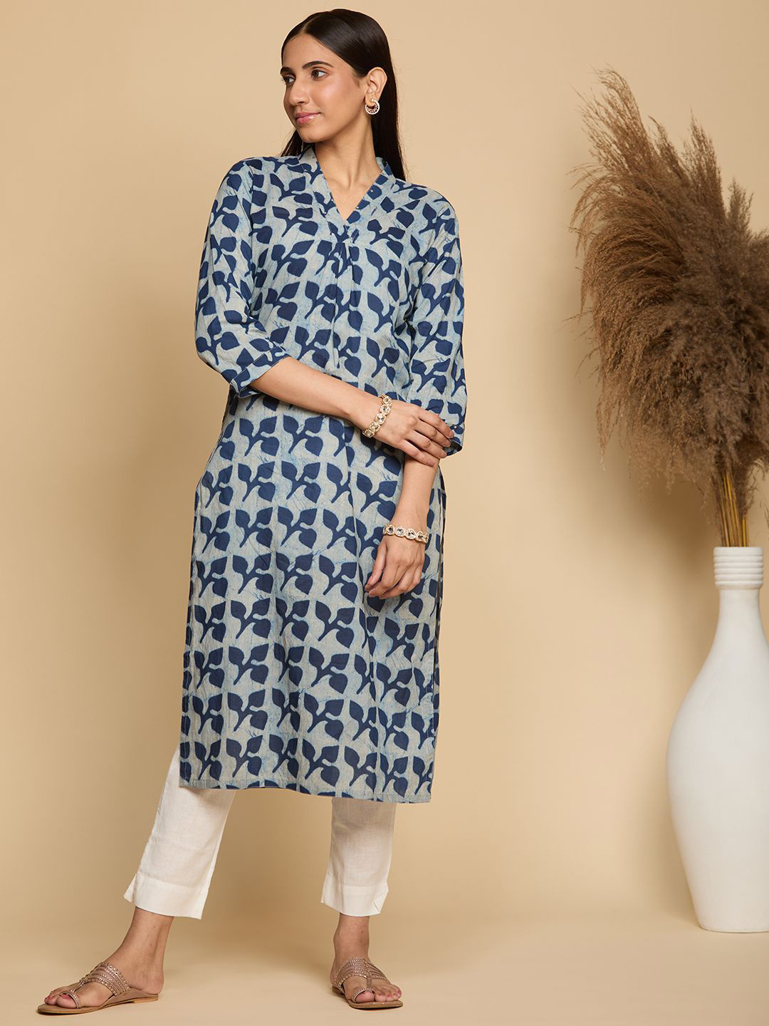 

Chandbaali Floral Printed V-Neck Pure Cotton Straight Kurta, Blue