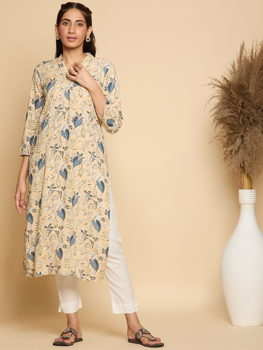 

Chandbaali Floral Printed V-Neck Pure Cotton Straight Kurta, Yellow