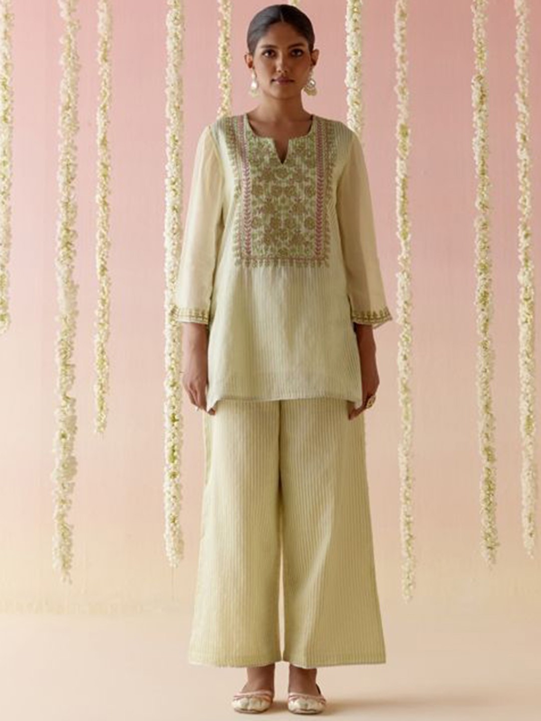 

NERO Women Floral Embroidered Regular Chanderi Silk Kurta with Palazzos, Cream