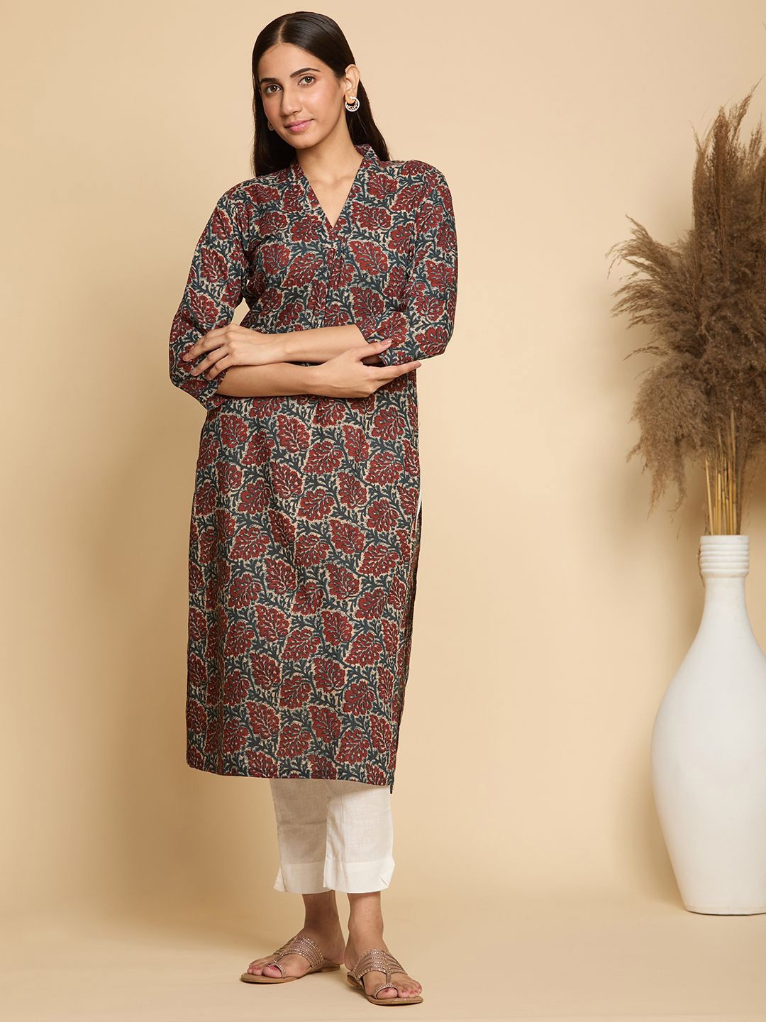 

Chandbaali Floral Printed V-Neck Pure Cotton Straight Kurta, Blue