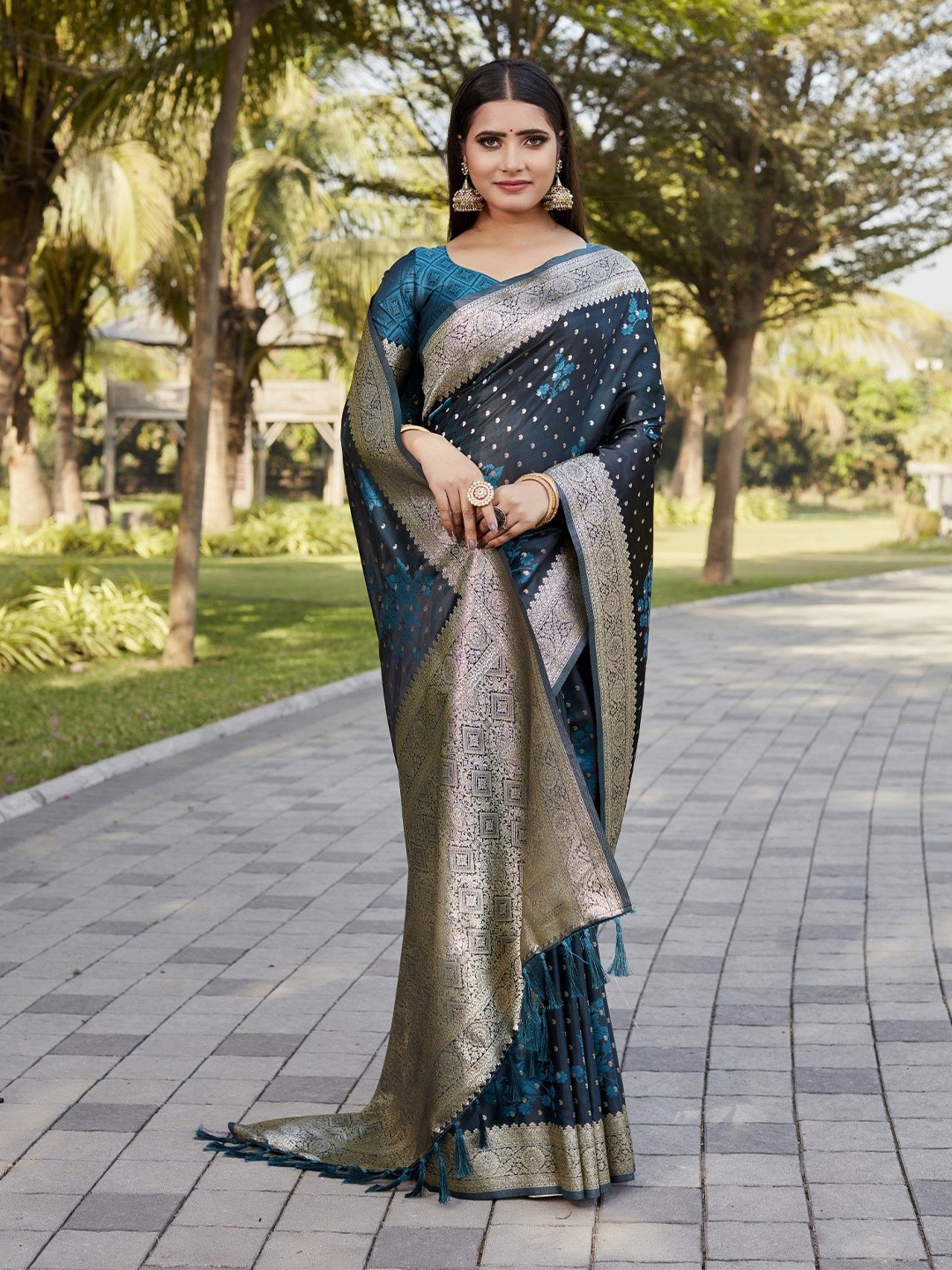 

Anaita Paisley Zari Kanjeevaram Saree, Teal
