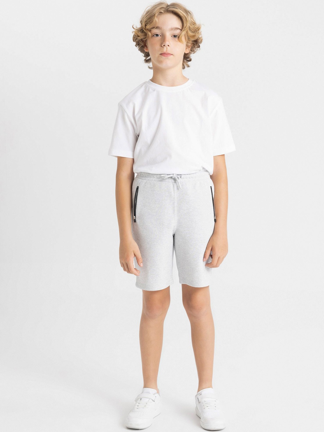 

DeFacto Boys Mid-Rise Regular Fit Shorts, Grey