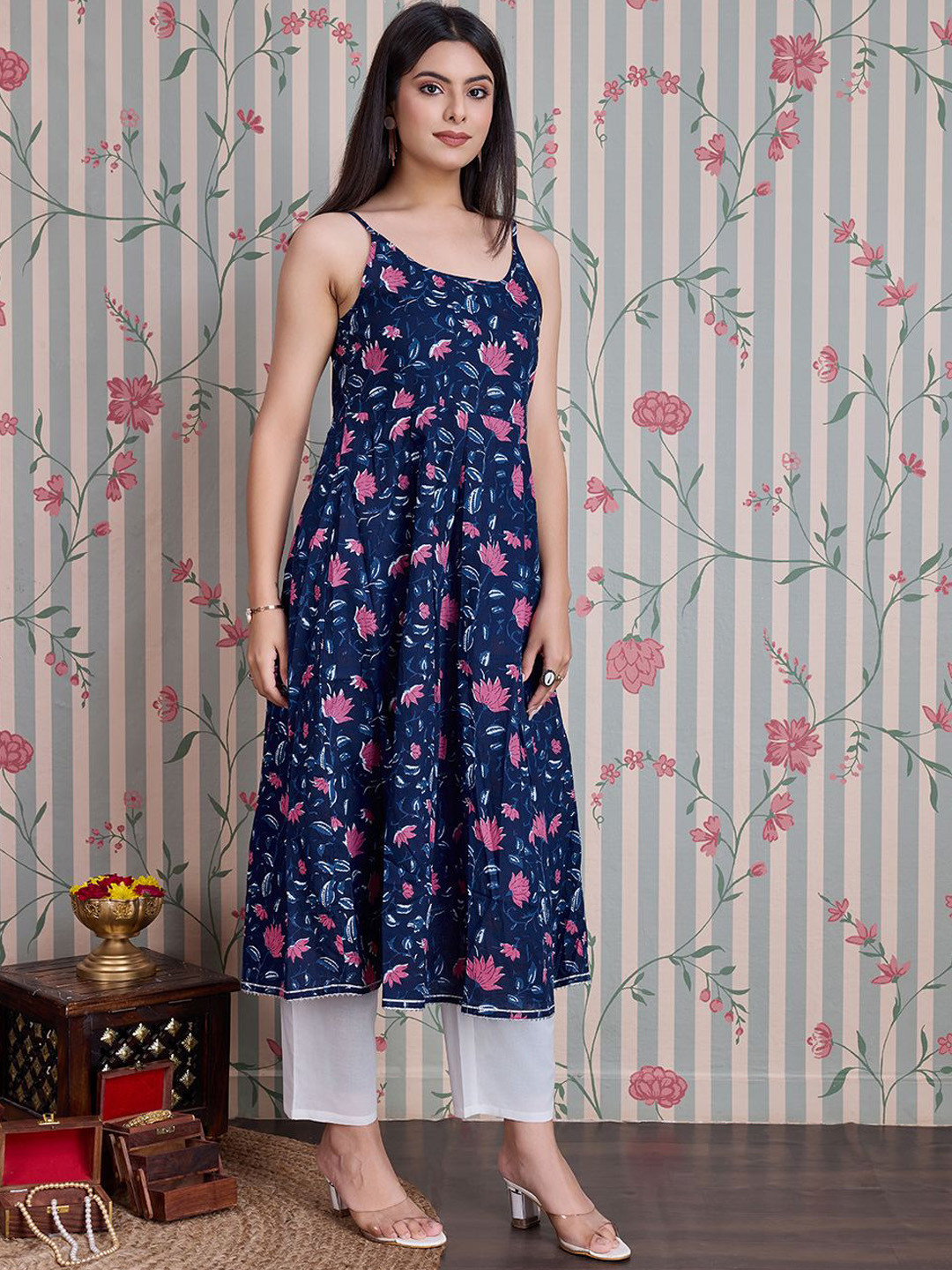 

Ode by House of Pataudi Floral Printed Shoulder Straps Anarkali Pure Cotton Kurta, Navy blue