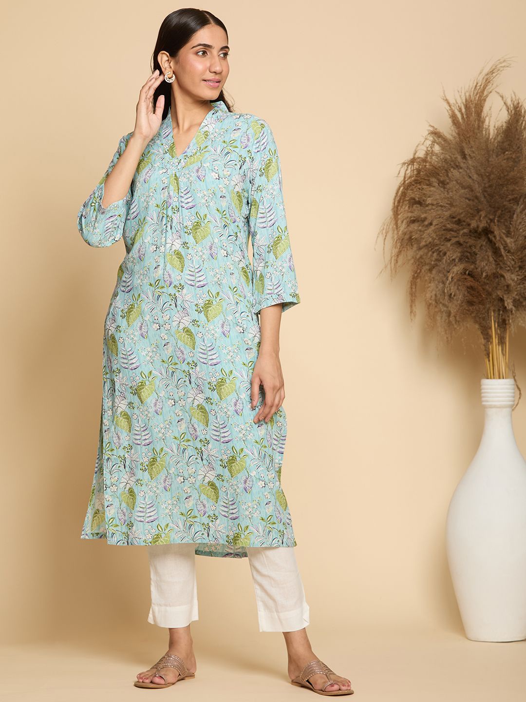 

Chandbaali Floral Printed V-Neck Pure Cotton Straight Kurta, Blue