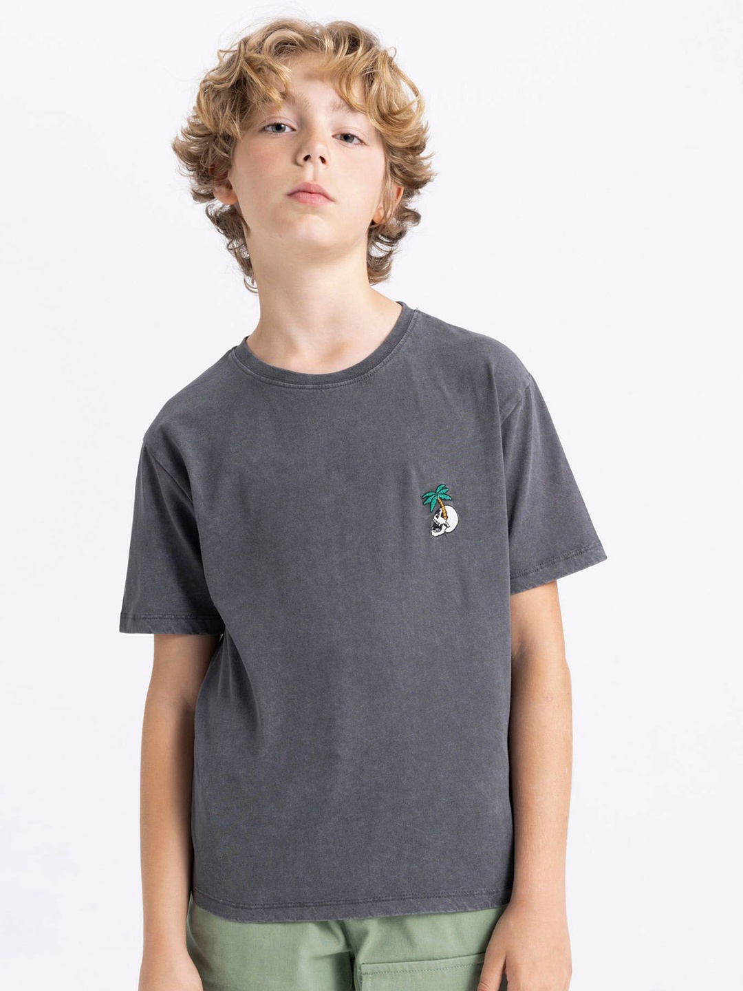 

DeFacto Boys Solid Round Neck Cotton T-shirt, Grey