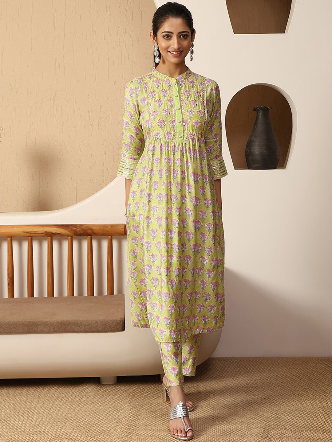 

Meena Bazaar Women Floral Printed Empire Sequinned Kurta with Trousers, Green
