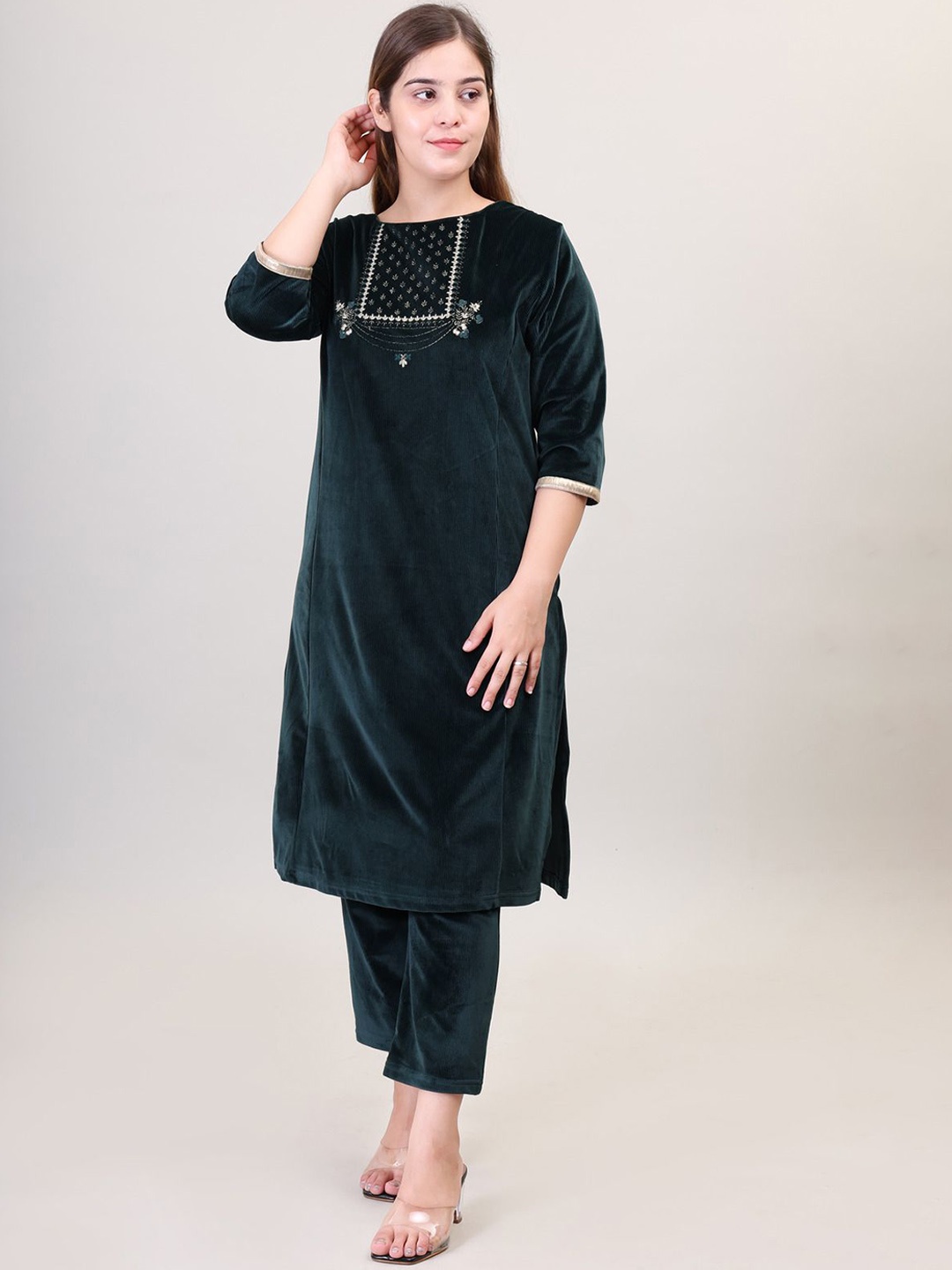 

Camey Women Embroidered Sequinned Velvet Pathani Kurta, Green