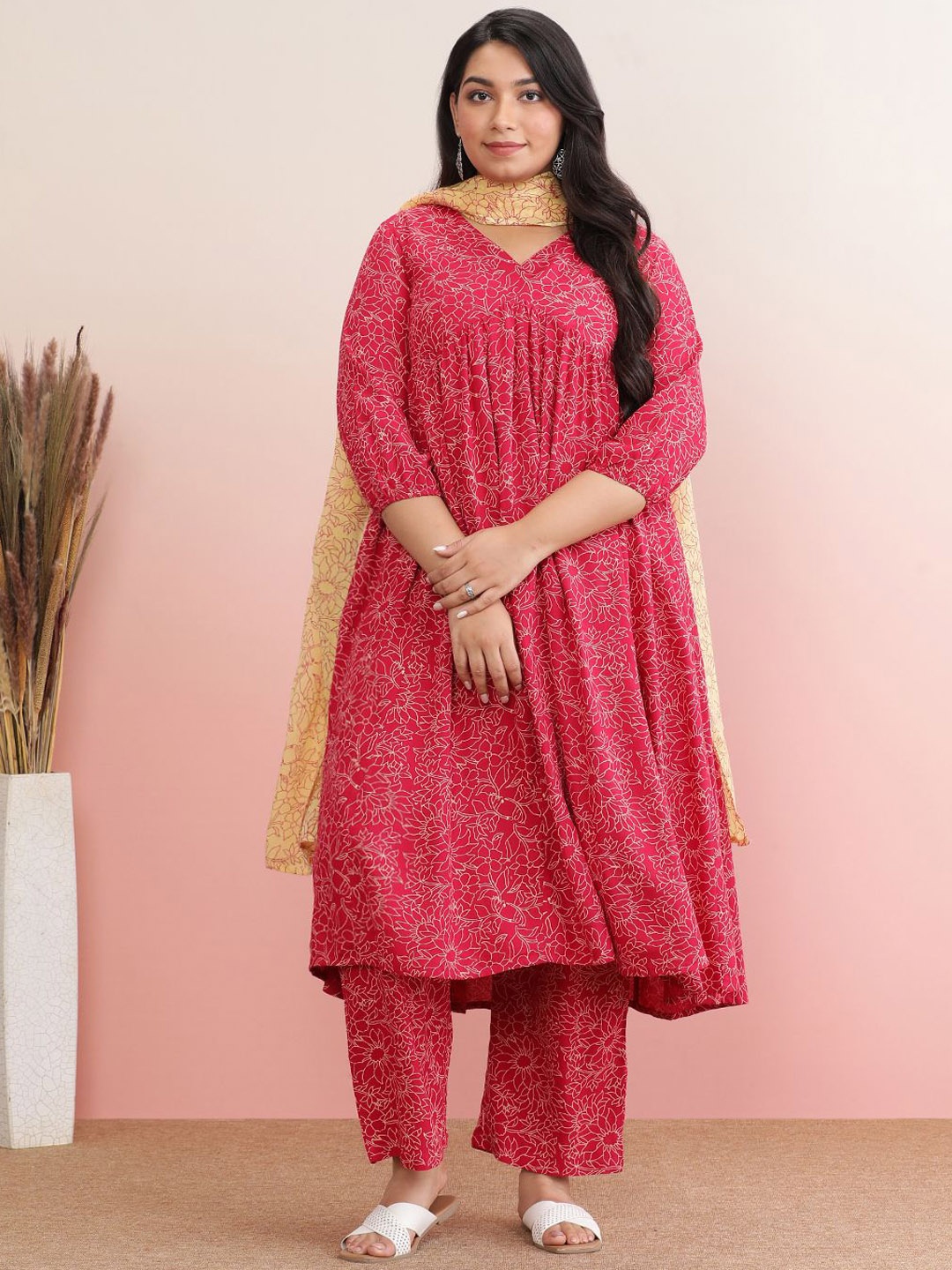 

anayna Plus Size Floral Printed Empire Kurta With Trousers & Dupatta, Red