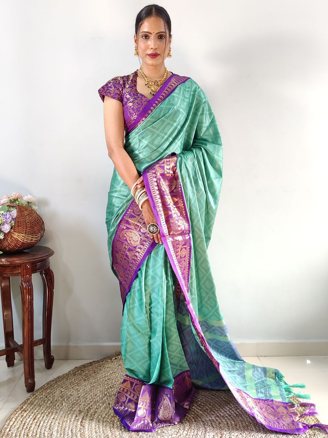 

APNISHA Woven Design Zari Silk Cotton Banarasi Saree, Green