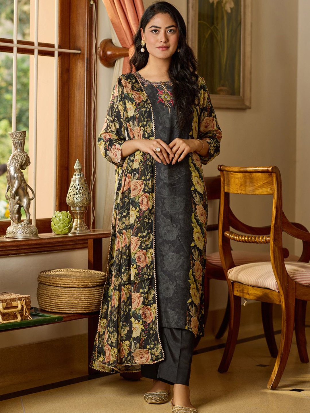 

WOMEN PLUS Floral Printed Regular Thread Work Straight Kurta With Trousers & Dupatta, Black