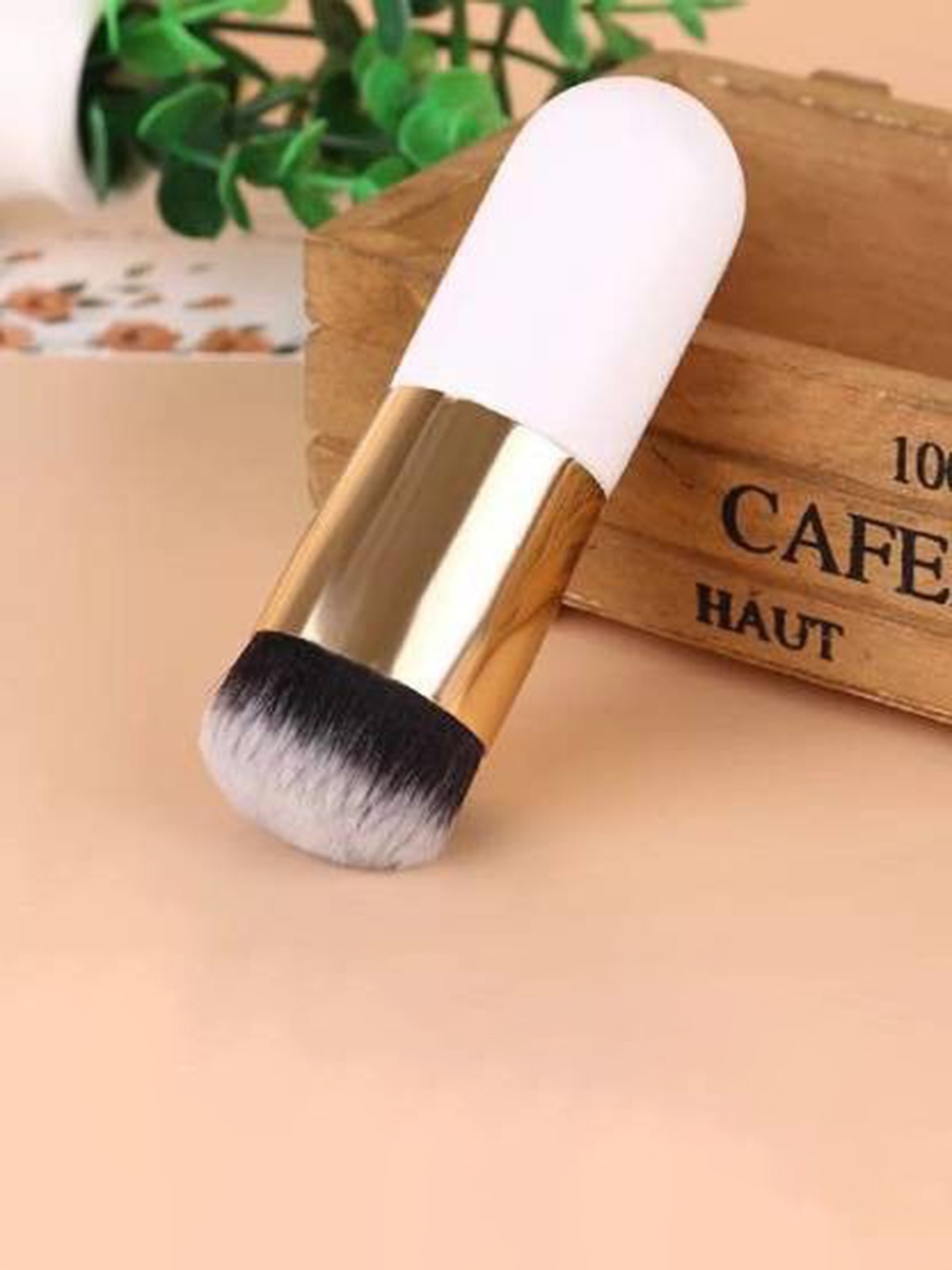 

Yoana Foundation Makeup Brush, White