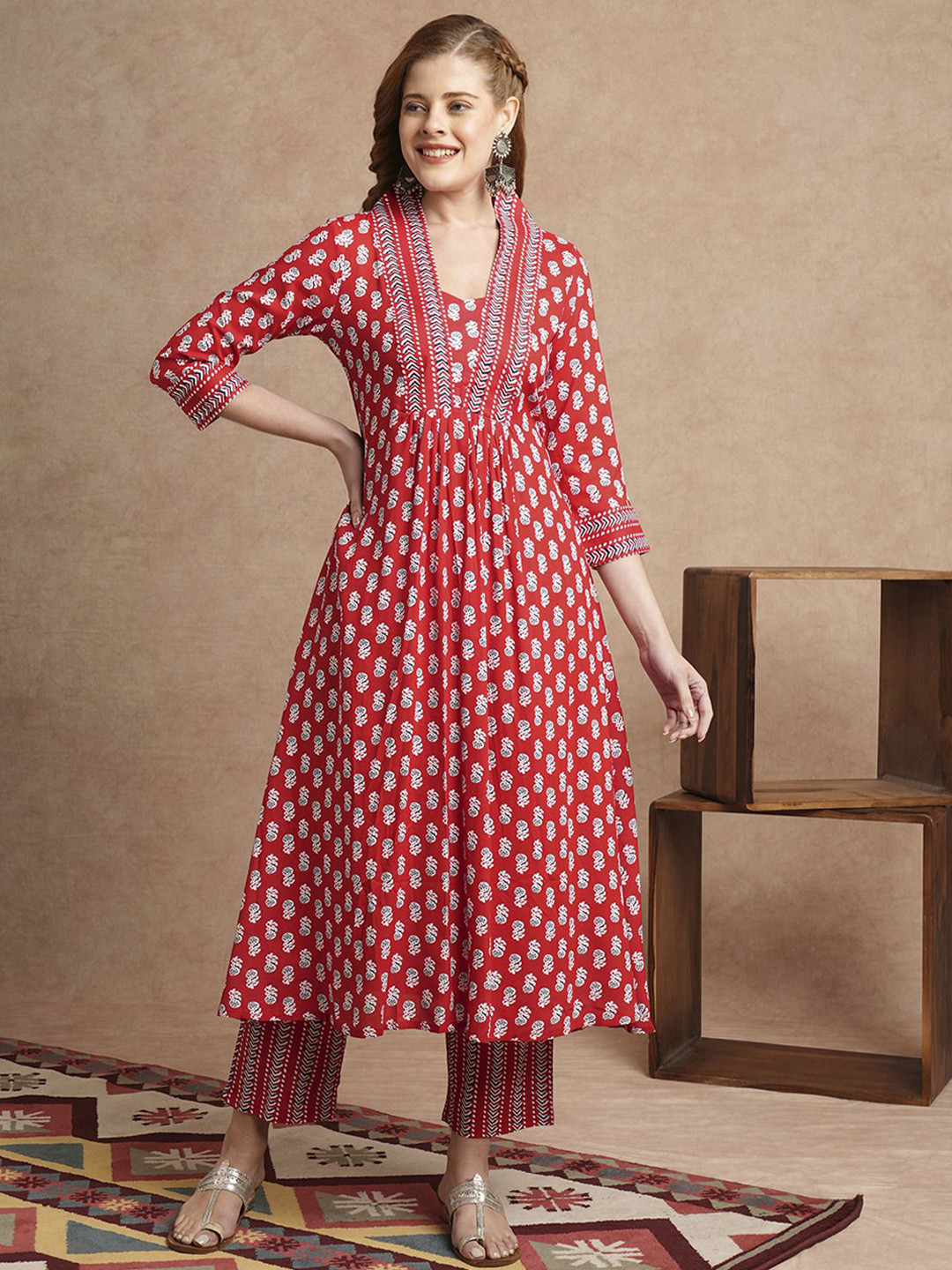 

GoSriKi Women Floral Printed Regular Kurta with Trousers, Red