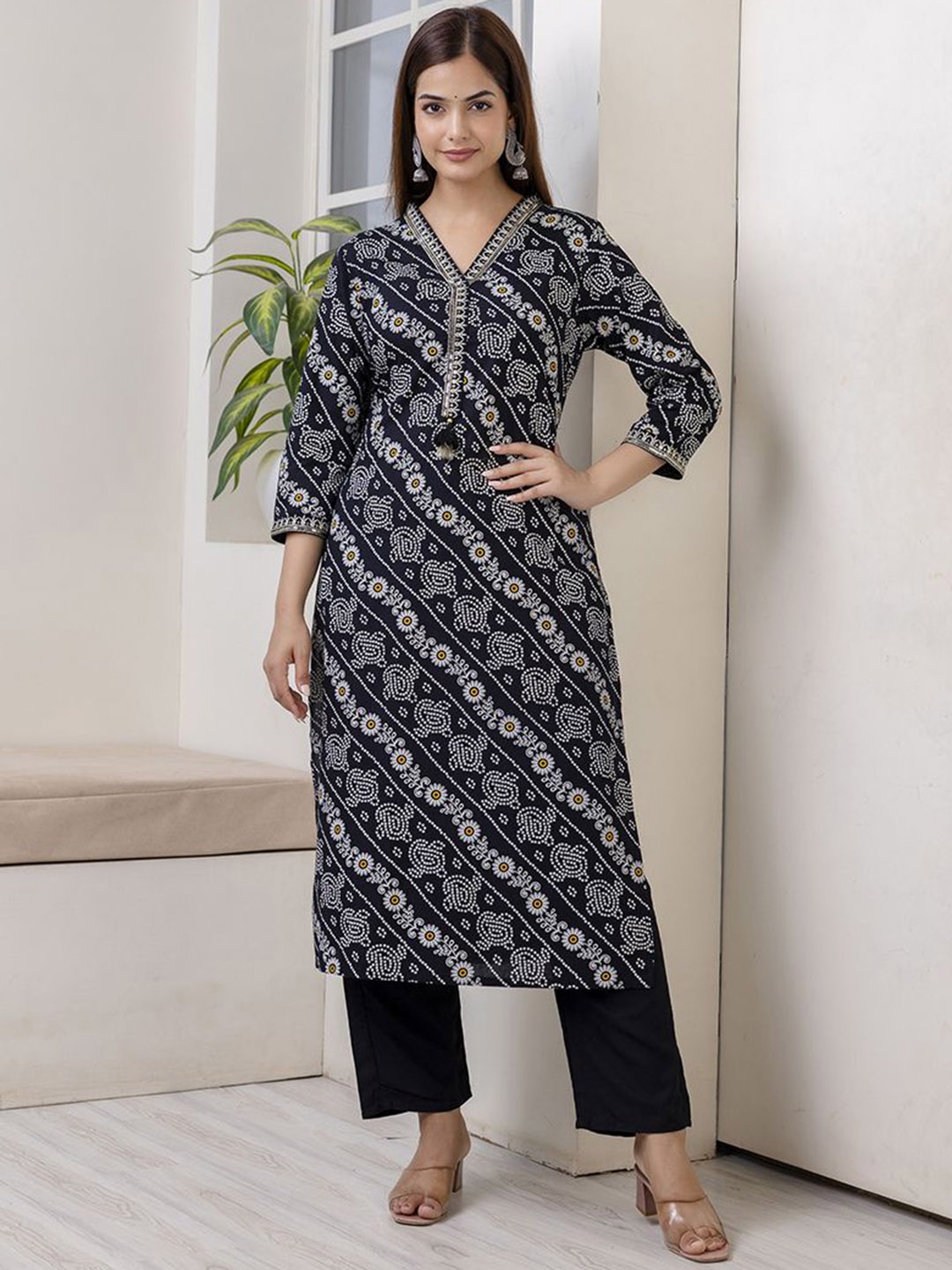 

Veshviti Floral Printed V Neck Straight Kurta with Trousers, Black