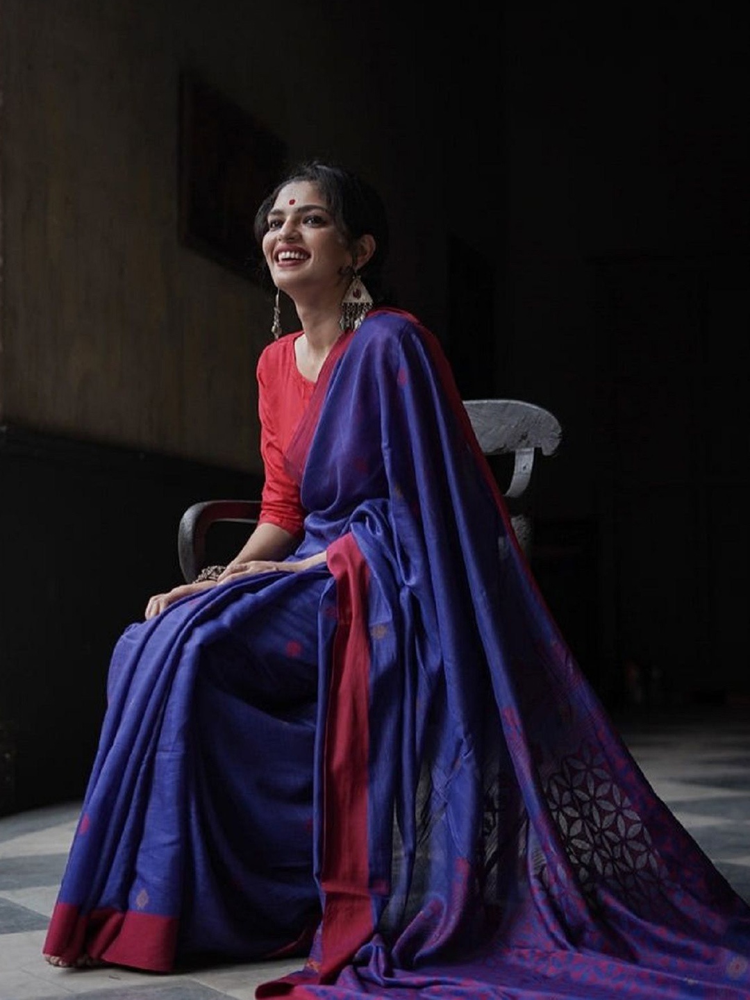 

APNISHA Woven Design Silk Blend Saree, Blue
