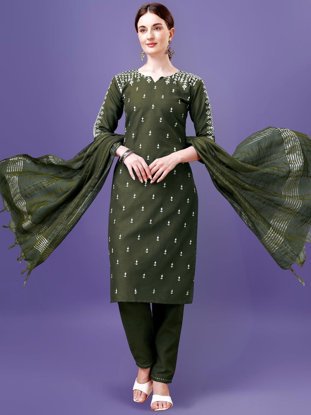 

MAGMINA Ethnic Motifs Embroidered Thread Work Kurta With Trousers & Dupatta, Green