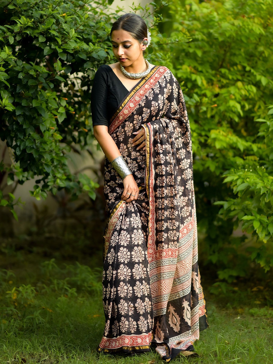 

Moora Printed Zari Floral Pure Cotton Bagru Saree, Black